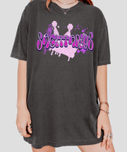 Pepper gray oversized t-shirt with the word “Sagittarius” in bold pink and purple airbrush-style bubble letters over a paint splatter background. Perfect for astrology lovers and Sagittarius signs who love edgy, vibrant, streetwear-inspired designs.